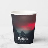 Brennende Wolken, Nebel und Berge Monogramm Pappbecher (Vorderseite)