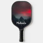 Brennende Wolken, Nebel und Berge Monogramm Pickleball Schläger (Rückseite)