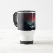 Brennende Wolken, Nebel und Berge Monogramm Reisebecher (Vorderseite Links)