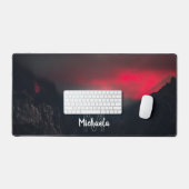 Brennende Wolken, Nebel und Berge Monogramm Schreibtischunterlage (Tastatur & Maus)