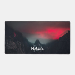 Brennende Wolken, Nebel und Berge Monogramm Schreibtischunterlage