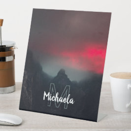 Brennende Wolken, Nebel und Berge Monogramm Sockelschild