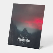 Brennende Wolken, Nebel und Berge Monogramm Sockelschild (Vorderseite)