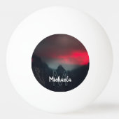 Brennende Wolken, Nebel und Berge Monogramm Tischtennisball (Vorderseite)