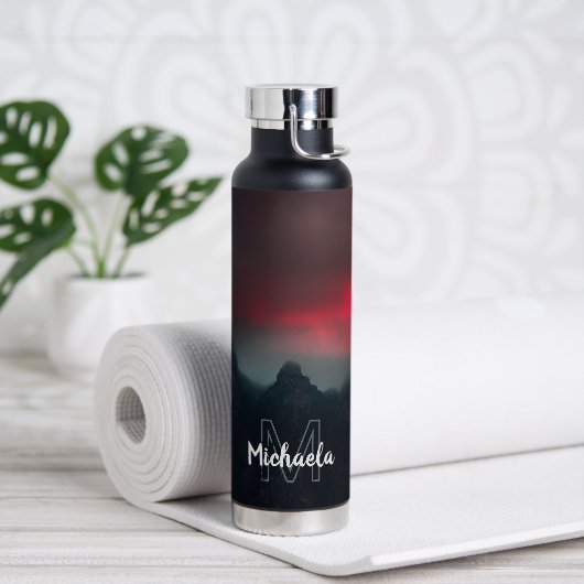 Brennende Wolken, Nebel und Berge Monogramm Trinkflasche (Yoga)