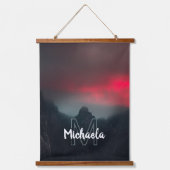 Brennende Wolken, Nebel und Berge Monogramm Wandteppich Mit Holzrahmen (Vorderseite)