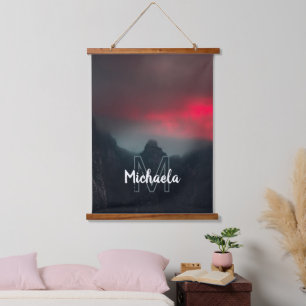Brennende Wolken, Nebel und Berge Monogramm Wandteppich Mit Holzrahmen