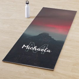 Brennende Wolken, Nebel und Berge Monogramm Yogamatte