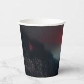 Brennende Wolken, Nebel und Berge Pappbecher (Vorderseite)