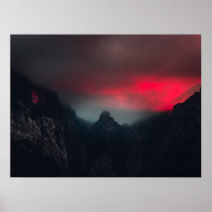Brennende Wolken, Nebel und Berge Poster