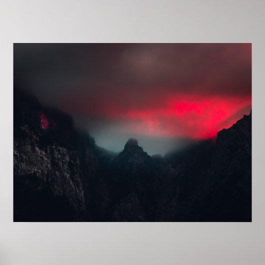 Brennende Wolken, Nebel und Berge Poster (Vorne)