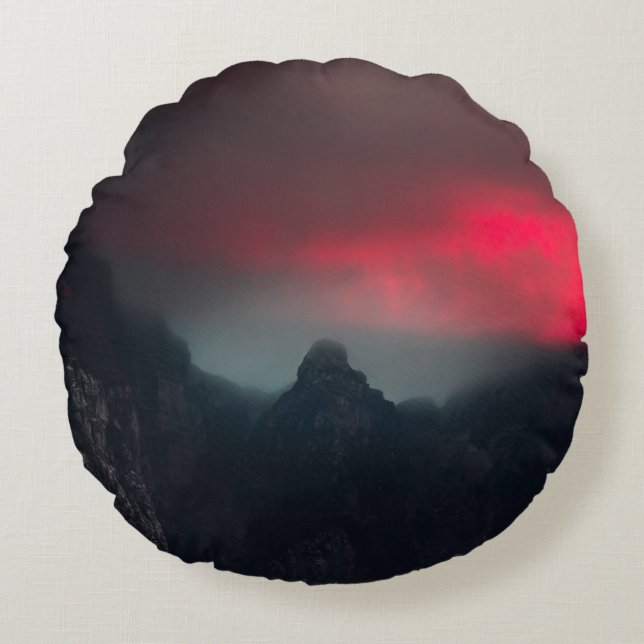 Brennende Wolken, Nebel und Berge Rundes Kissen (Vorderseite)