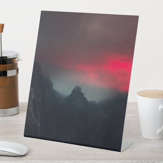 Brennende Wolken, Nebel und Berge Sockelschild (In Situ)