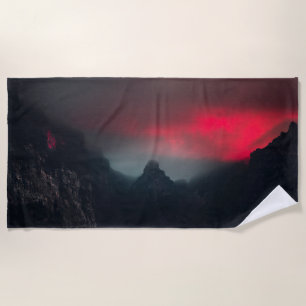 Brennende Wolken, Nebel und Berge Strandtuch