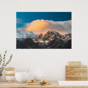 Brennende Wolken über den Bergen Poster