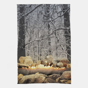 Brennender Julklotz in einem schneebedeckten Wald Geschirrtuch