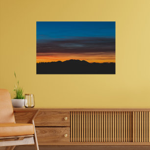 Brennender Sonnenuntergang über der Silhouette ein Poster