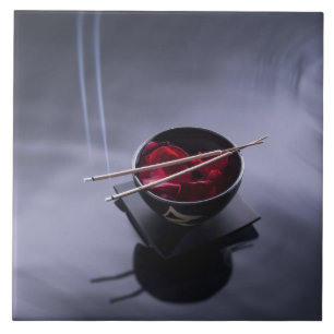 Brennender Weihrauch auf Schüssel Blumenblätter Fliese