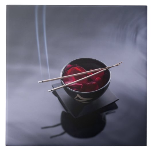 Brennender Weihrauch auf Schüssel Blumenblätter Fliese (Vorderseite)