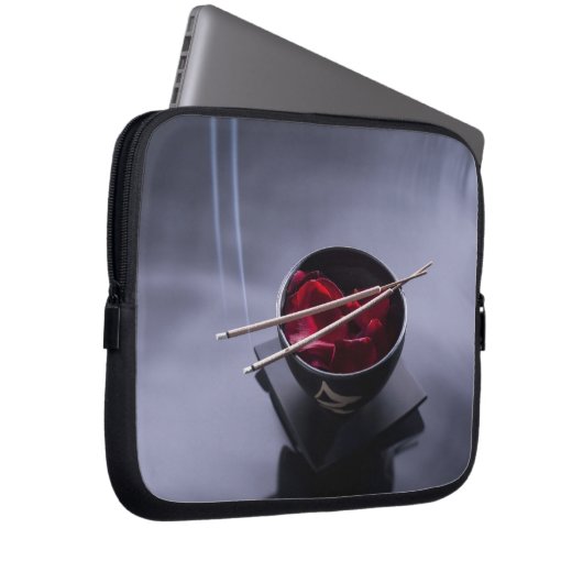 Brennender Weihrauch auf Schüssel Blumenblätter Laptopschutzhülle (Vorne Rechts)