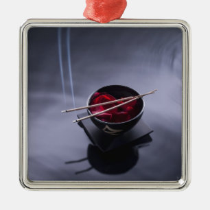 Brennender Weihrauch auf Schüssel Blumenblätter Silbernes Ornament