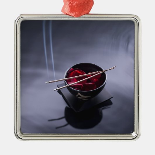 Brennender Weihrauch auf Schüssel Blumenblätter Silbernes Ornament (Vorne)