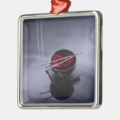 Brennender Weihrauch auf Schüssel Blumenblätter Silbernes Ornament (Links)