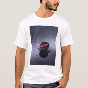 Brennender Weihrauch auf Schüssel Blumenblätter T-Shirt