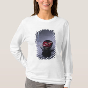 Brennender Weihrauch auf Schüssel Blumenblätter T-Shirt
