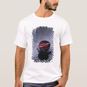 Brennender Weihrauch auf Schüssel Blumenblätter T-Shirt