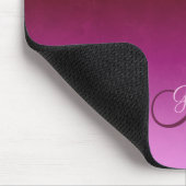 Brennendes rosa Ombre Monogramm Burgunders Mousepad (Ecke)