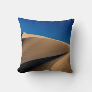 BRENNSAND UNTER BLAUEM HIMMEL WÄHREND DES TAGES KISSEN