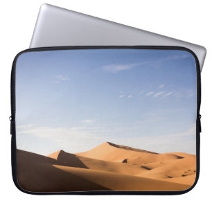 BRENNSAND UNTER BLAUEM HIMMEL WÄHREND DES TAGES LAPTOPSCHUTZHÜLLE