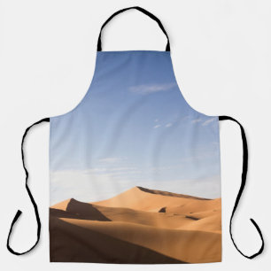 BRENNSAND UNTER BLAUEM HIMMEL WÄHREND DES TAGES SCHÜRZE