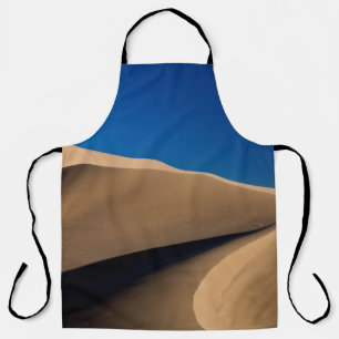 BRENNSAND UNTER BLAUEM HIMMEL WÄHREND DES TAGES SCHÜRZE