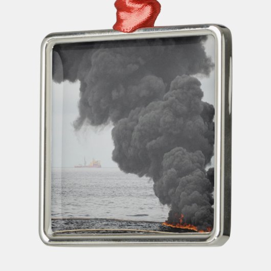 Brennstoffe mit konzentriertem Öl Silbernes Ornament (Links)