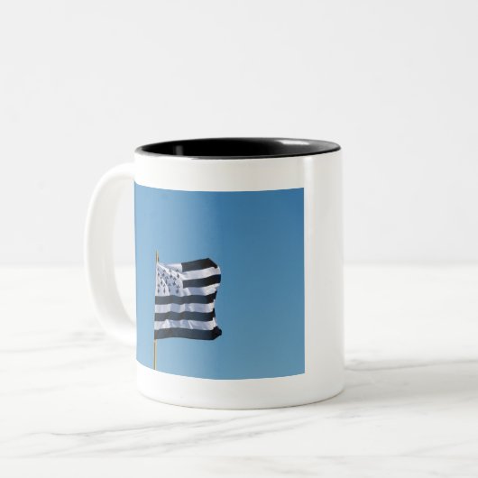 Bretonische Flagge Zweifarbige Tasse (Vorderseite Links)