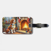 Bretonischer Spaniel Kamin mit Weihnachtslichtern Gepäckanhänger (Rückseite horizontal)