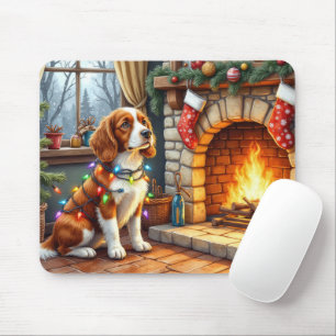 Bretonischer Spaniel Kamin mit Weihnachtslichtern Mousepad