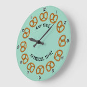 Bretzel Time Twisted Brot oder Salty Snack eigener Große Wanduhr (Winkel)