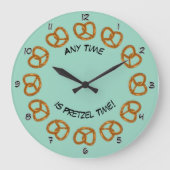 Bretzel Time Twisted Brot oder Salty Snack eigener Große Wanduhr (Vorderseite)