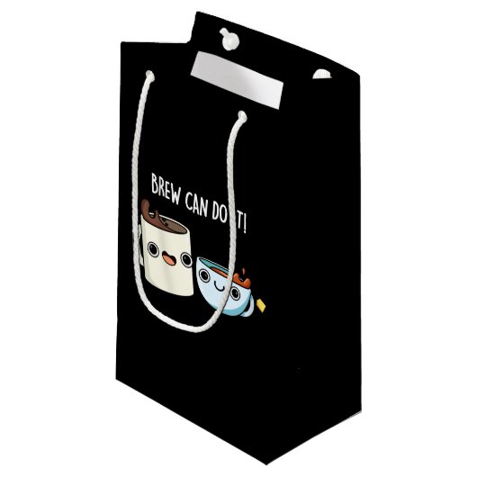 Brew kann es lustigen Kaffee Tee Pun Dark BG Kleine Geschenktüte (Vorderseite Schrägansicht)