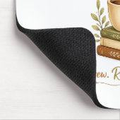 Brew. Read. Repeat. | Gemütlicher Kaffee- & Buchli Mousepad (Ecke)