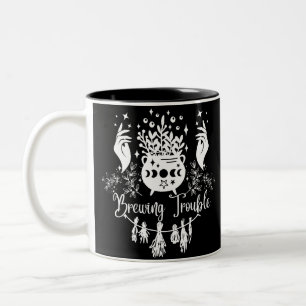 Brewender Ärger: Schelmische Hexengestaltung Zweifarbige Tasse