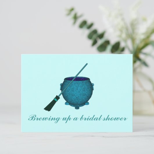 "Brewing up a Brautparty"- Broom & Cauldron Einladung (Stehend Vorderseite)
