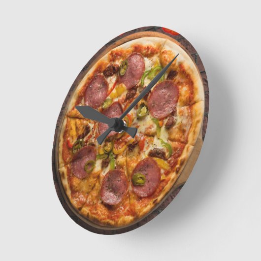 Brick Oven Supreme Pizza Runde Wanduhr (Winkel)