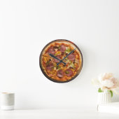 Brick Oven Supreme Pizza Runde Wanduhr (Zuhause)