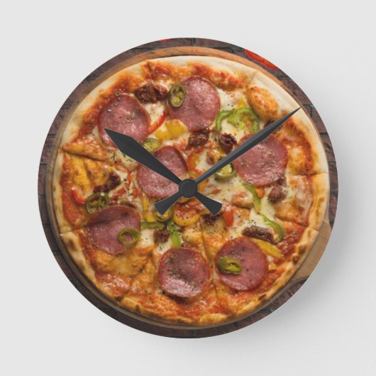 Brick Oven Supreme Pizza Runde Wanduhr (Vorderseite)