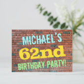 Brick Wall Graffiti Inspiriert 62. Geburtstag + Na Einladung (Stehend Vorderseite)