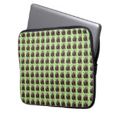 Brickwork Burrow: Eine Wombat's grüne Leinwand, Laptopschutzhülle (Vorderseite Links)